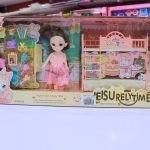 عروسة مع السرير و الادوات