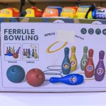 لعبة بولنج مع الكرات ورمي الحلقات