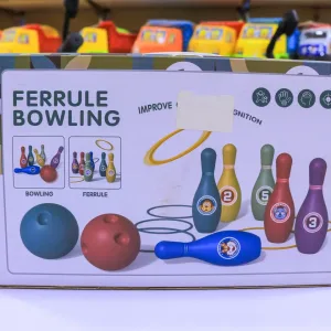 لعبة بولنج مع الكرات ورمي الحلقات